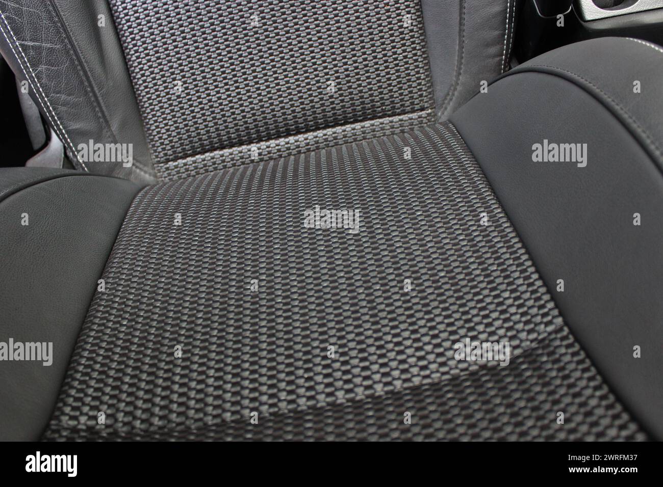 El respaldo del asiento del conductor en un automóvil con diferentes materiales de moldura Foto de stock