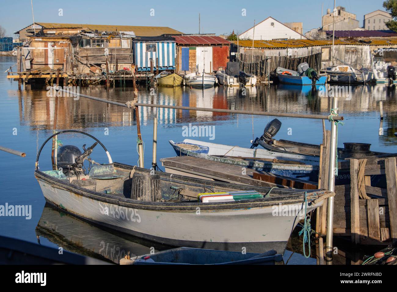 La Pointe courte, redes de pesca y barcos Bassin de Thau, Sète, Hérault, Francia Foto de stock