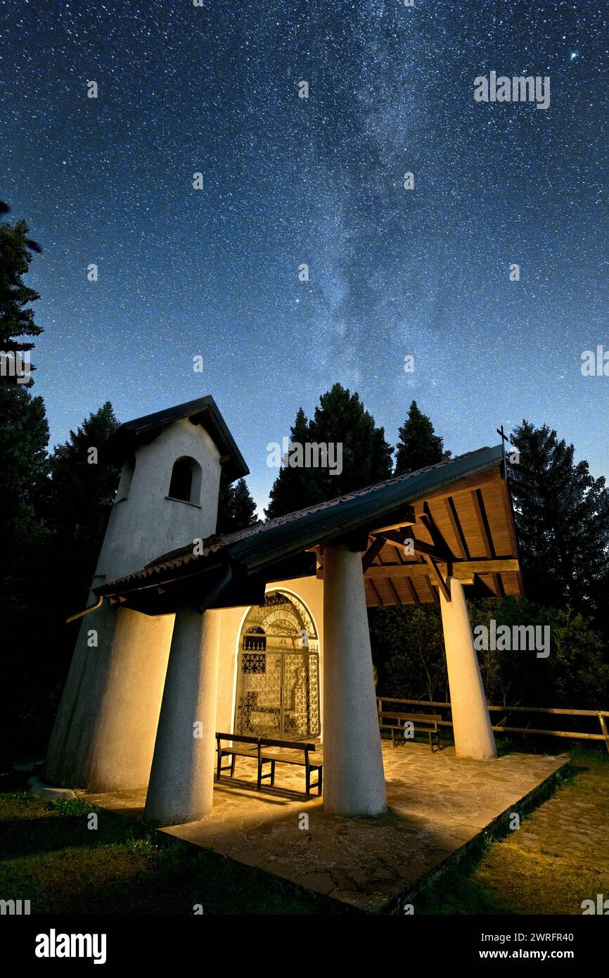 La iglesia alpina de Regina Pacis en una noche estrellada. Monte Zugna, Rovereto, Trentino, Italia. Foto de stock