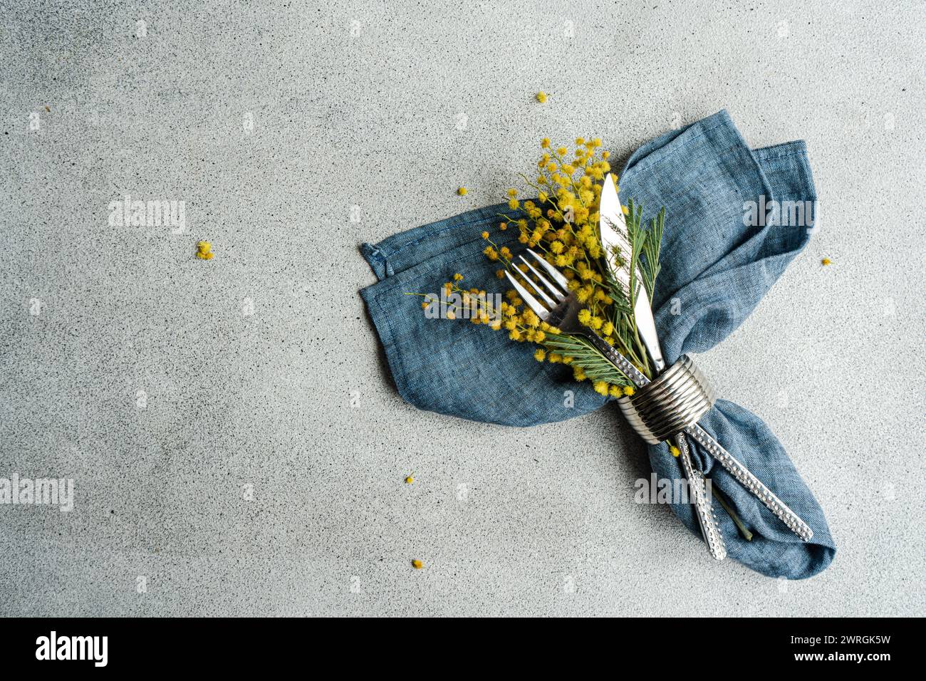 Vista aérea de un conjunto de cubiertos con flores de mimosa amarilla Foto de stock