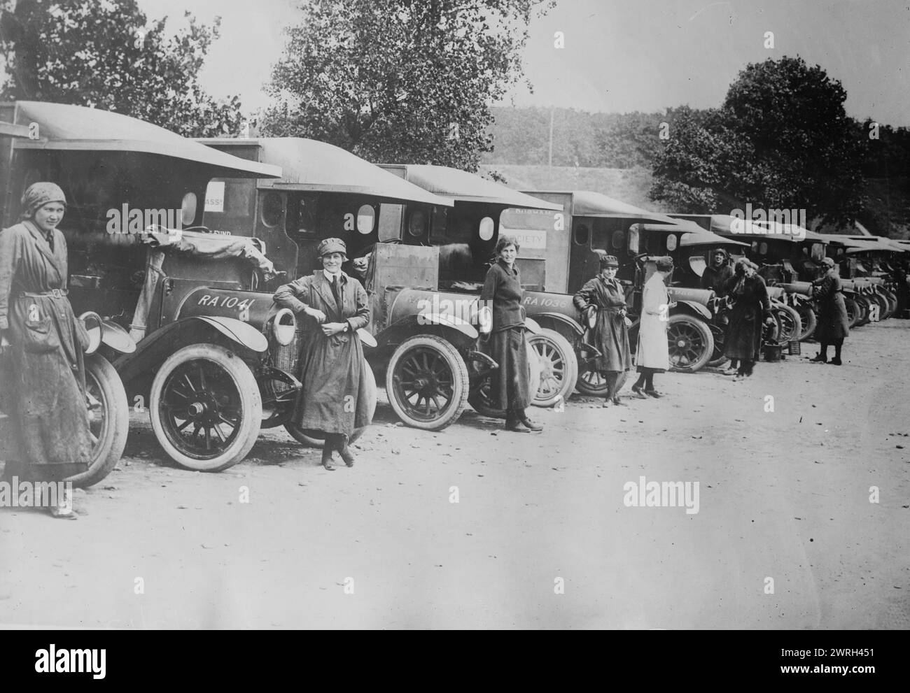 Conductoras de ambulancias británicas, 27 de junio de 1917. Mujeres conductores de ambulancias motorizadas con sus vehículos, E&#xb4; taples, Francia, 27 de junio de 1917, durante la Primera Guerra Mundial Foto de stock