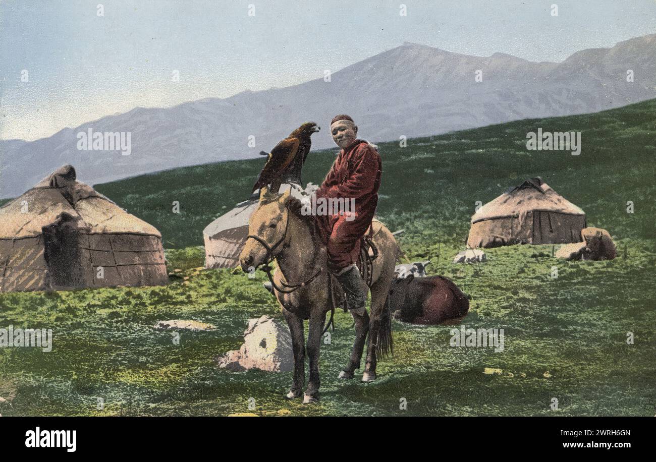 Kazajo con águila dorada, a caballo con yurtas en el fondo, Valle del río Arakan, Tributario del río Chernaia Berel, 1911-1913. De una colección de tarjetas postales de color de la región de las montañas Altay, o Altai, al sur de Siberia a principios del siglo XX. En 1907, Borisov comenzó su expedición en las montañas Altay, que duró hasta 1911. Durante esta expedición tomó unas 1.500 fotografías que, a su regreso a Barnaul, presentó al público mediante el uso de una linterna mágica. Las fotografías representan vistas de la naturaleza en rincones remotos de las montañas Altay y. Foto de stock