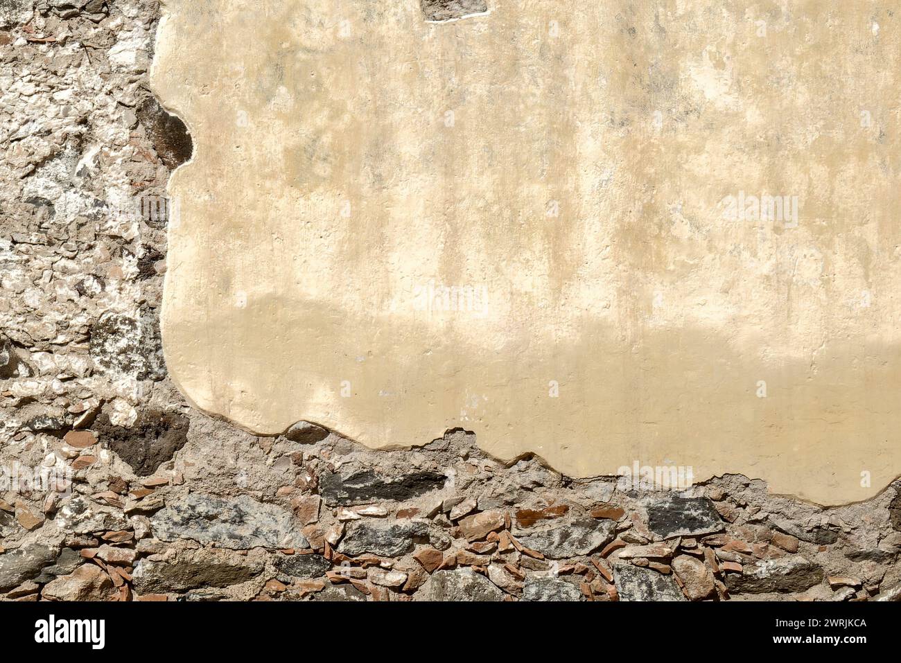 Una textura de pared vieja con yeso roto y espacio para el texto Foto de stock