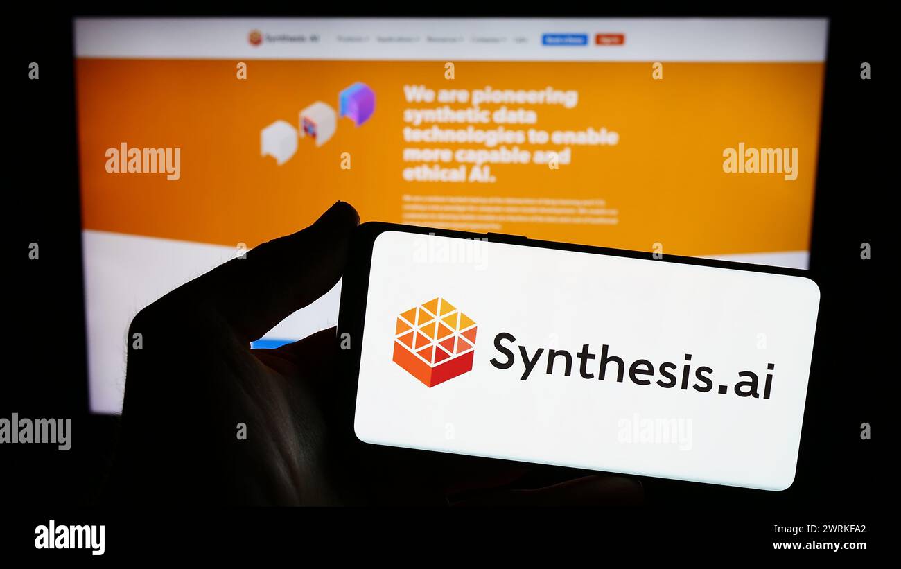 Persona que sostiene el smartphone con el logotipo de la compañía de inteligencia artificial de EE.UU. Synthesis AI Inc. Frente al sitio web. Enfoque en la pantalla del teléfono. Foto de stock