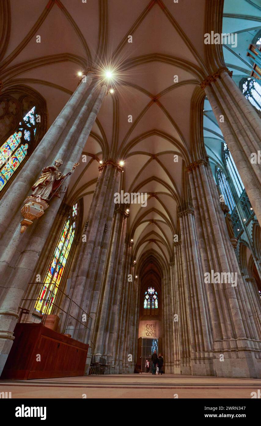 Impresionante interior de la catedral de Colonia, Alemania Foto de stock