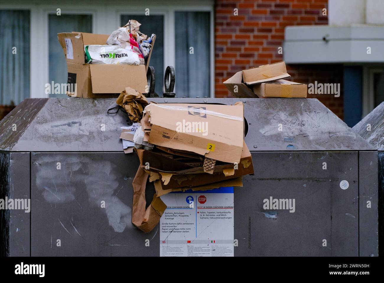 öffentliche Papiercontainer In Der Nähe Düsseldorf 13.03.2024 Reciclaje Müll Abfall Wohlstandsmüll