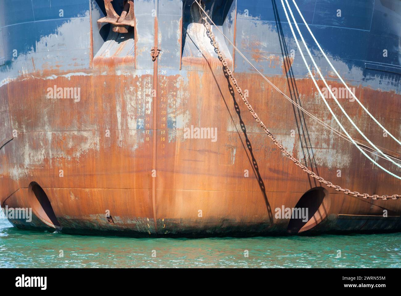 Una vista frontal de un carguero de los Grandes Lagos en su amarre en Toronto, Canadá, que muestra detalles de la línea plimsoll y los propulsores de proa Foto de stock