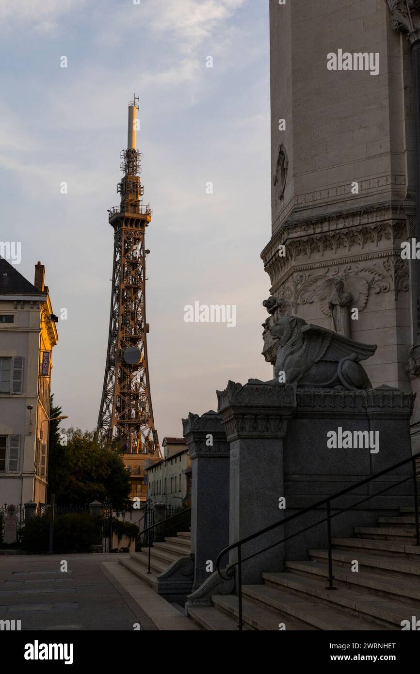Tour Métallique de Fourvière à Lyon au lever du soleil Foto de stock