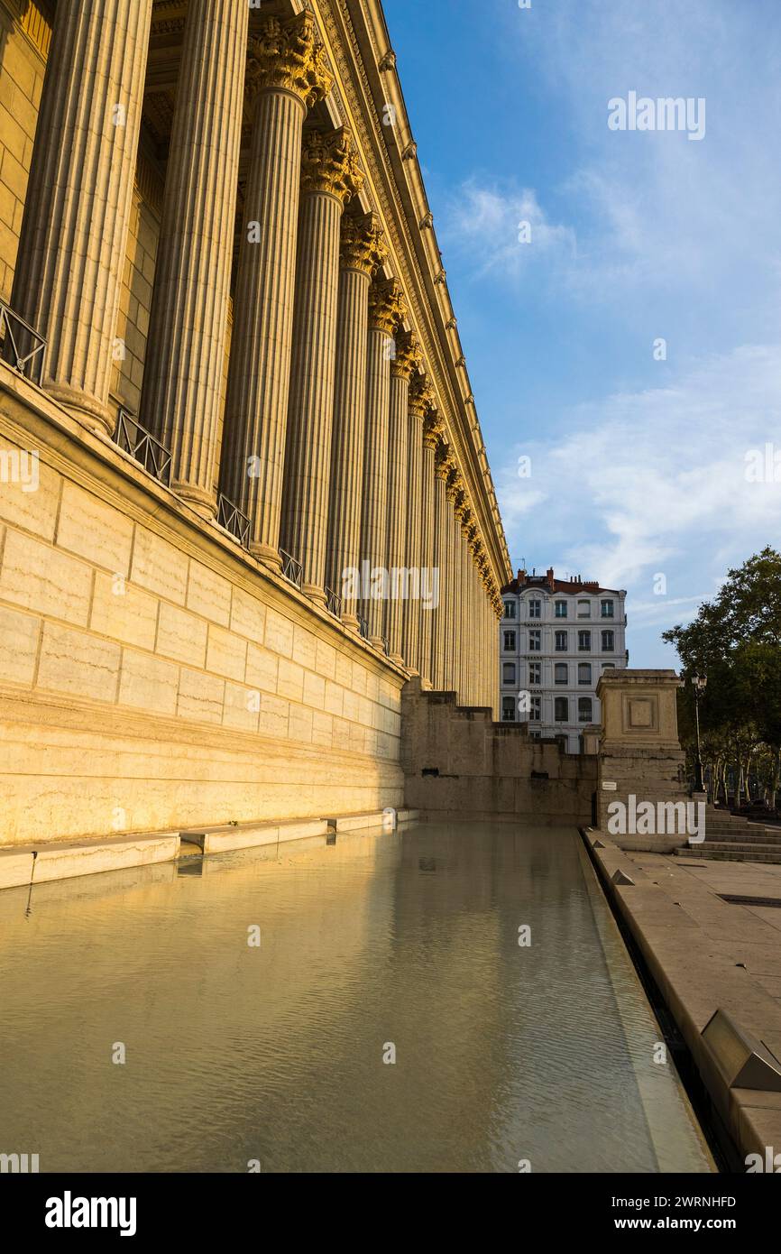Fachade du Palais de Justice de Lyon, au bord de la Saône, au lever du soleil Foto de stock