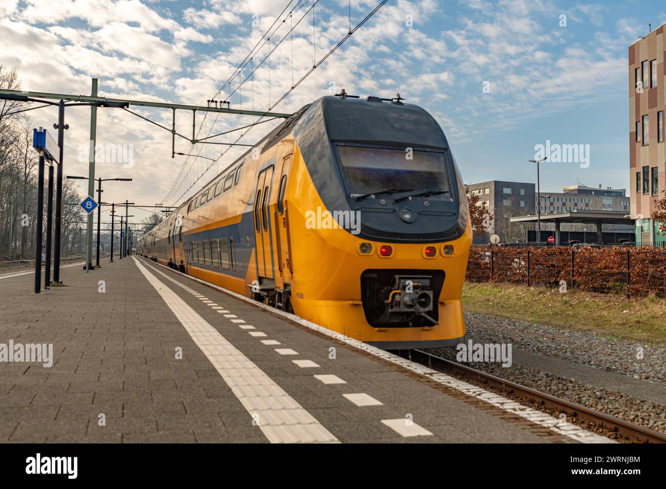 Estación con tren amarillo en el día soleado de primavera en Bergen op Zoom Países Bajos 03 04 2024 Foto de stock