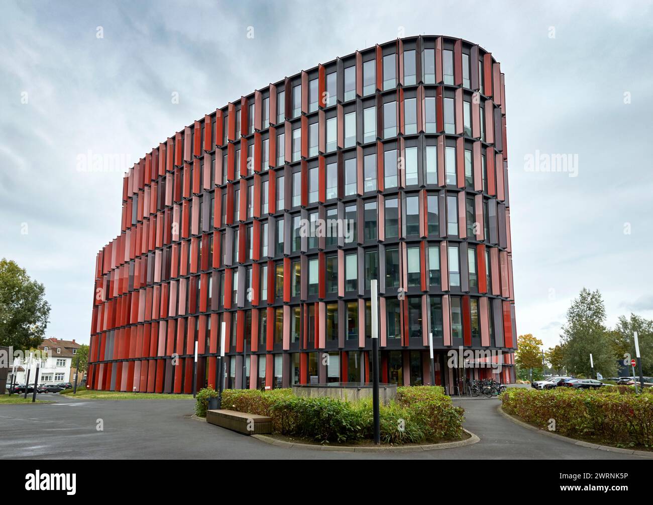 Modernos edificios de oficinas ovaladas de colores en Colonia, Alemania Foto de stock