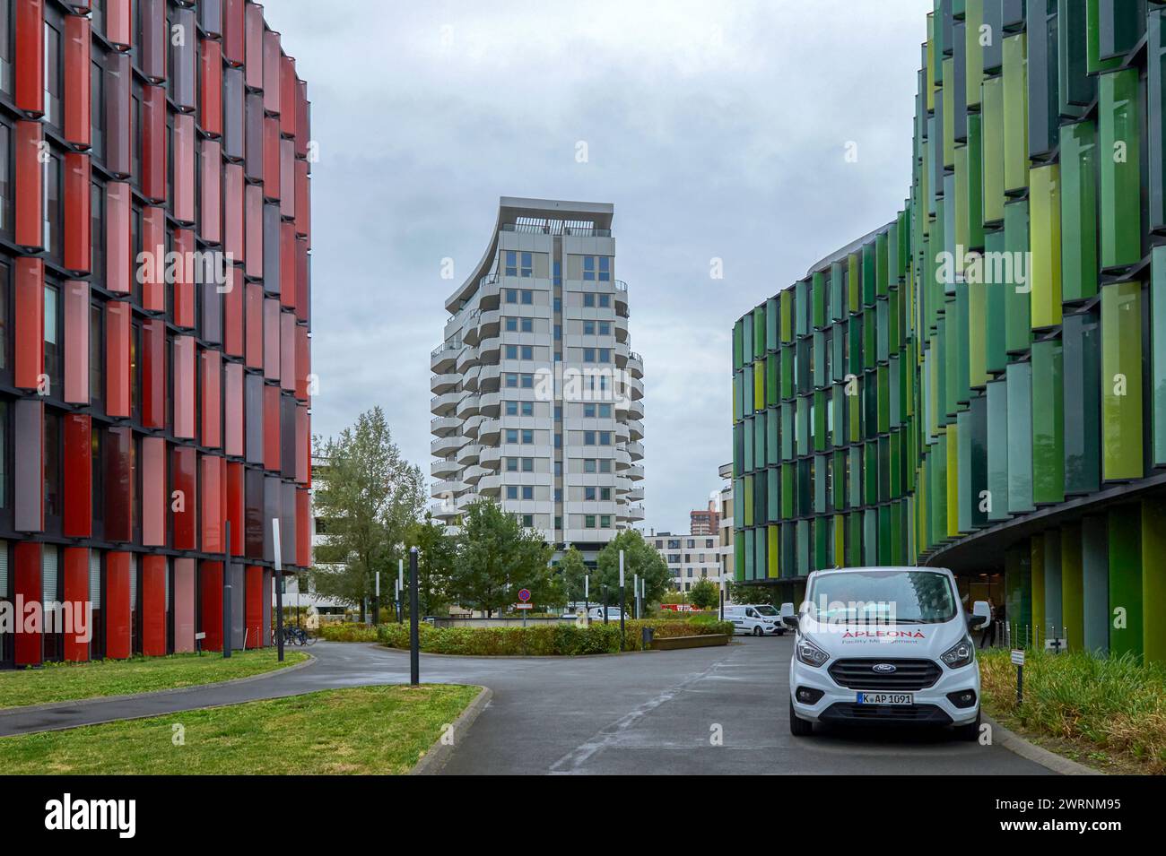 Modernos edificios de oficinas ovaladas de colores en Colonia, Alemania Foto de stock