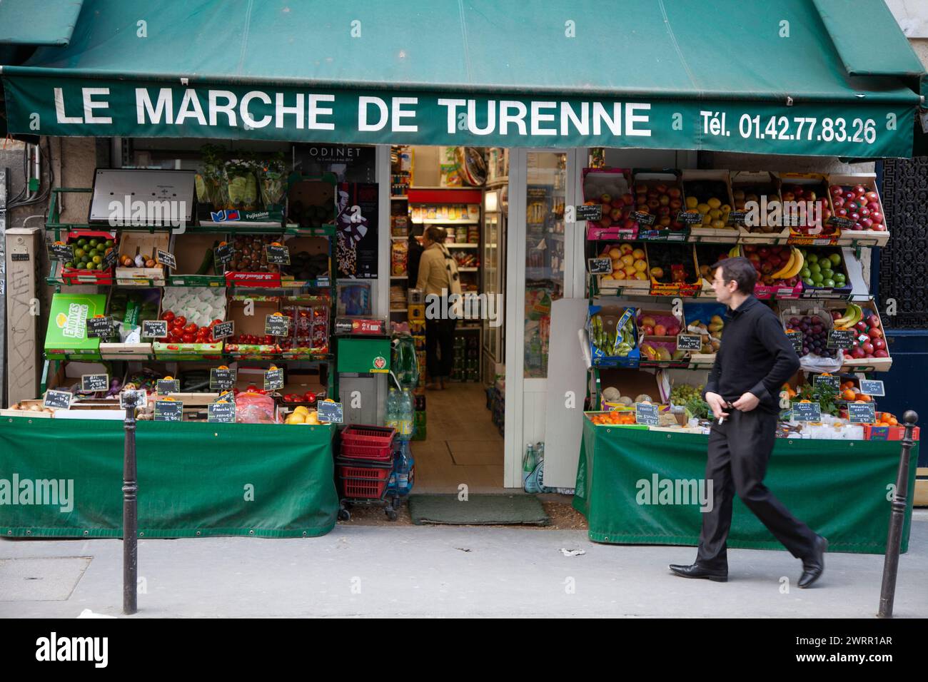 Tienda de comestibles - le marché de Turenne- en la zona de Marais en París 2014 Foto de stock