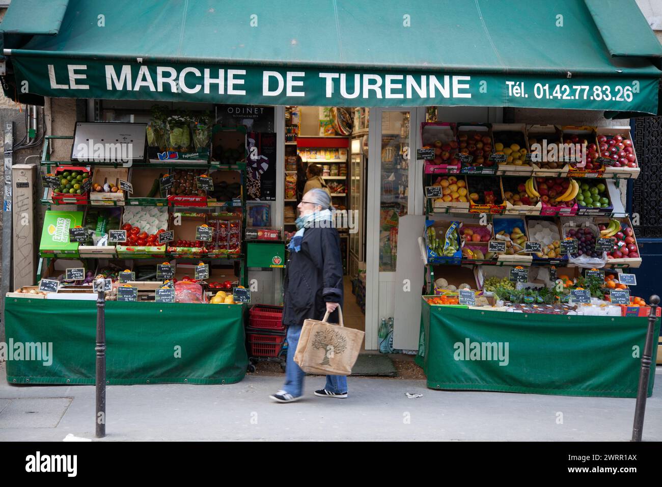 Tienda de comestibles - le marché de Turenne- en la zona de Marais en París 2014 Foto de stock