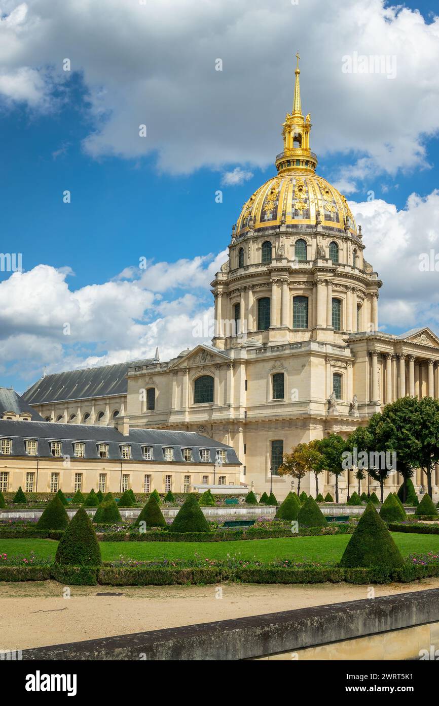 Hotel des Invalides, famoso monumento con la tumba de Napoleón bajo la cúpula de oro en París, Francia Foto de stock