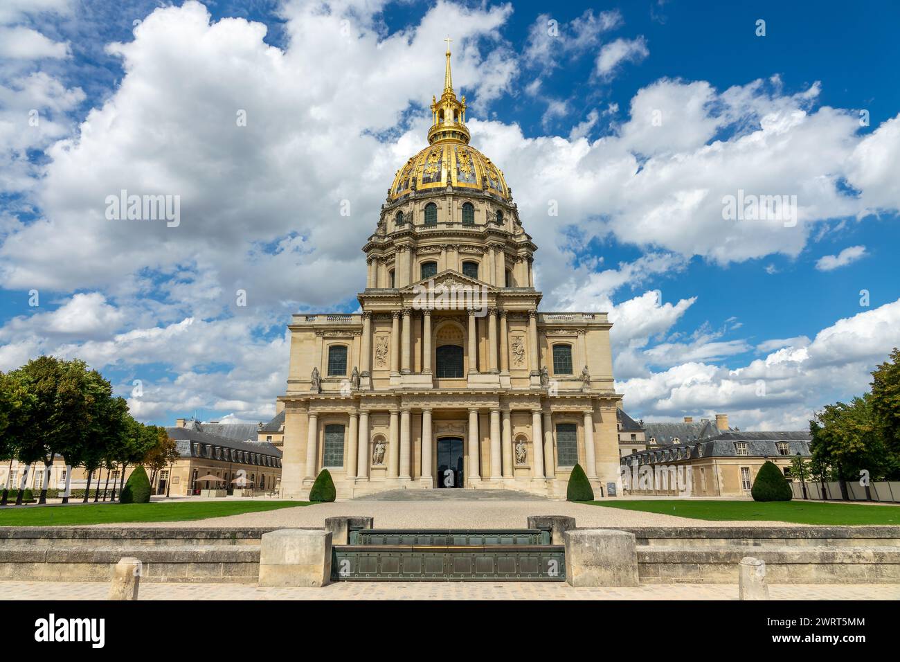 Hotel des Invalides, famoso monumento con la tumba de Napoleón bajo la cúpula de oro en París, Francia Foto de stock