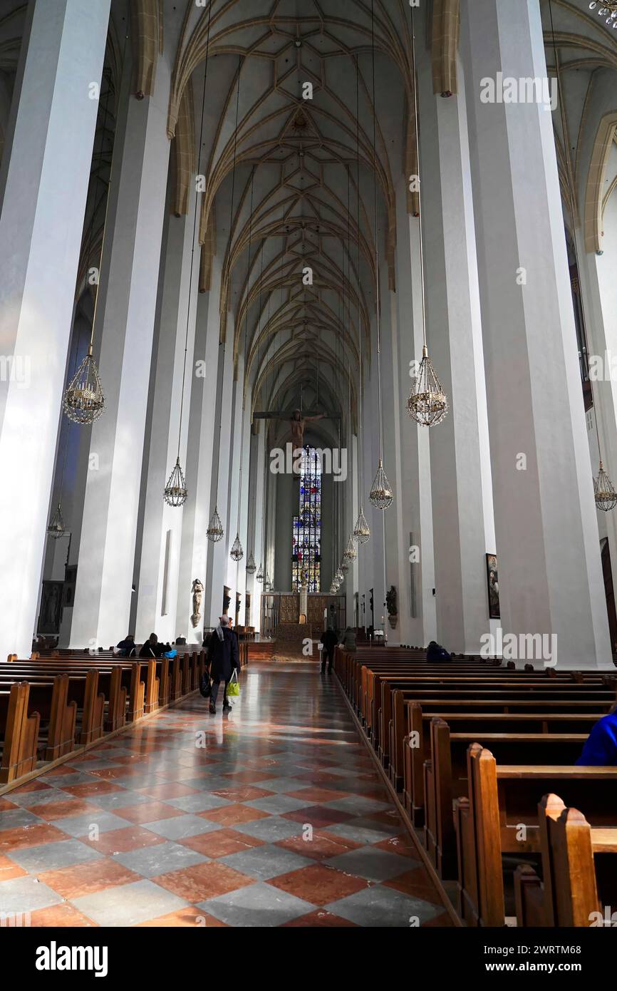 Alta nave con vidrieras y filas de bancos de madera, Iglesia de Nuestra Señora de Munich, Baviera, Alemania Foto de stock