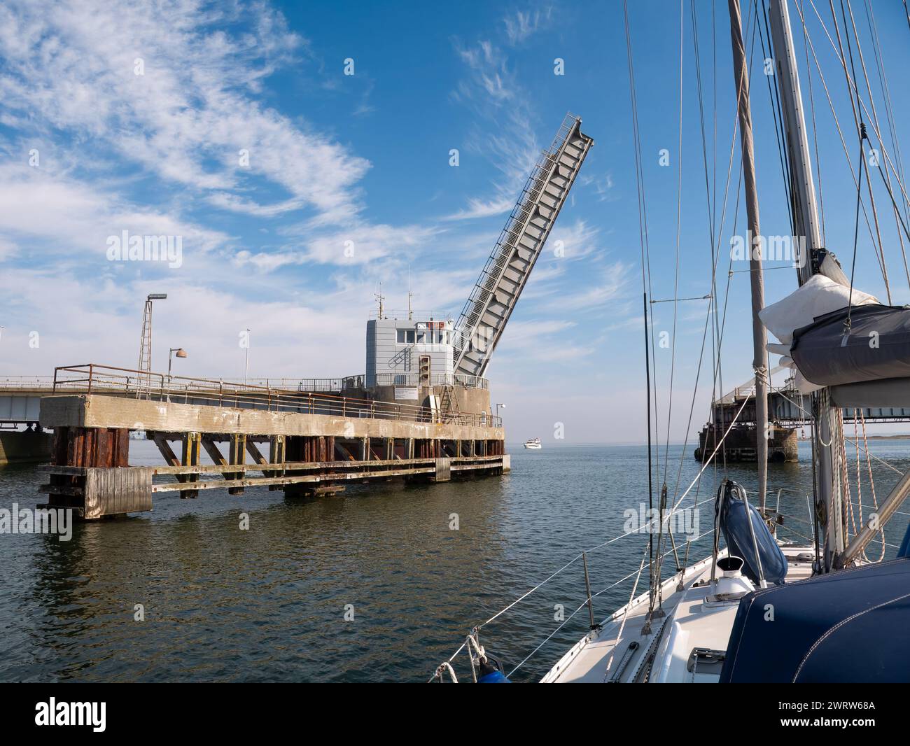 Velero que pasa por el puente abierto Oddesund sobre el estrecho de Oddesund en Limfjord, Midtjylland, Dinamarca Foto de stock