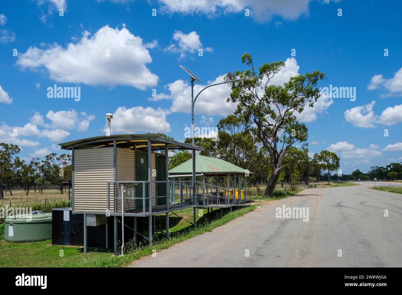 Un inodoro en una parada de descanso en la autopista Flinders en Mingela, Queensland, Australia Foto de stock
