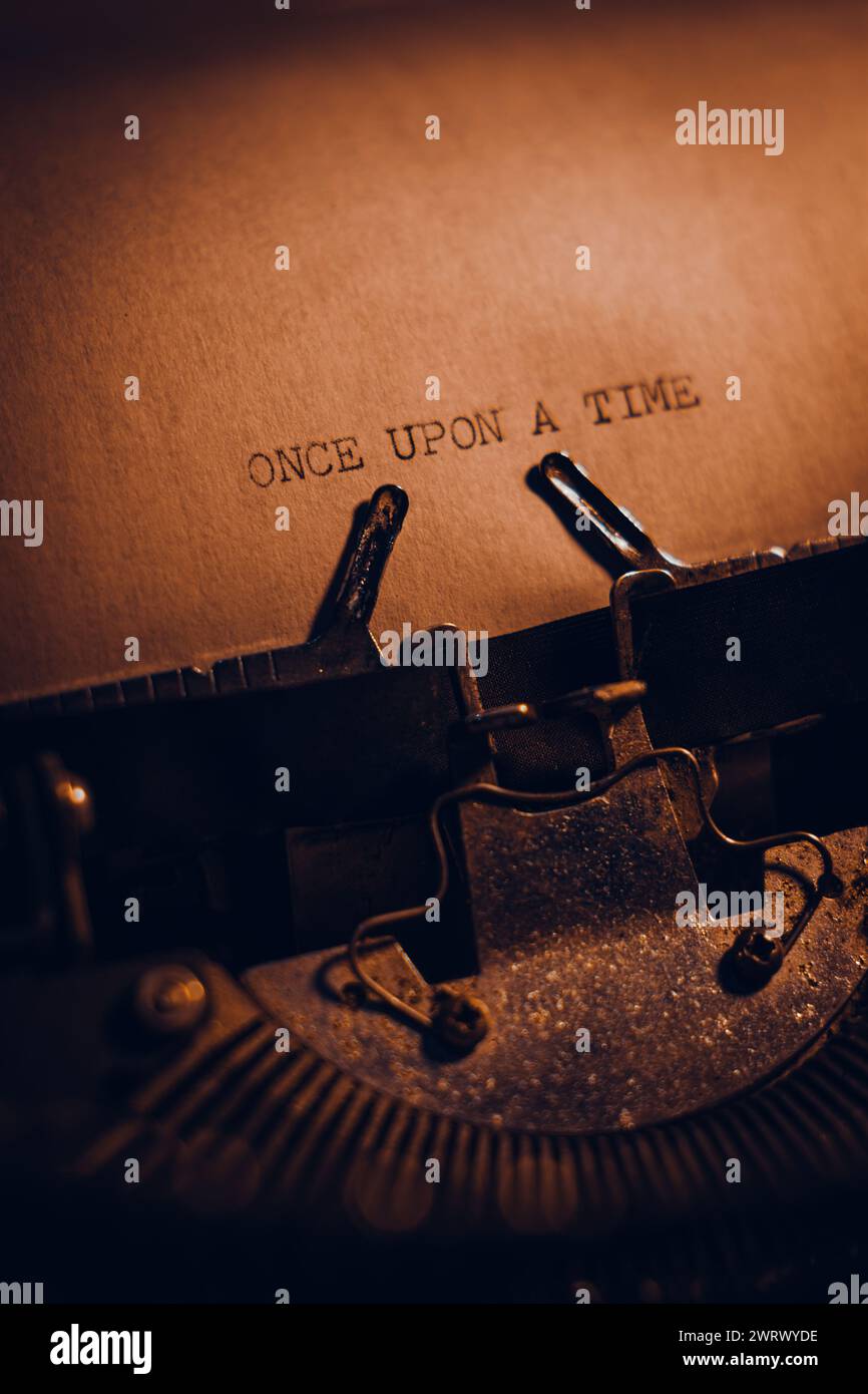 ÉRASE UNA VEZ LAS palabras escritas en una máquina de escribir vintage. De cerca. Máquina de escribir antigua. Foto de stock