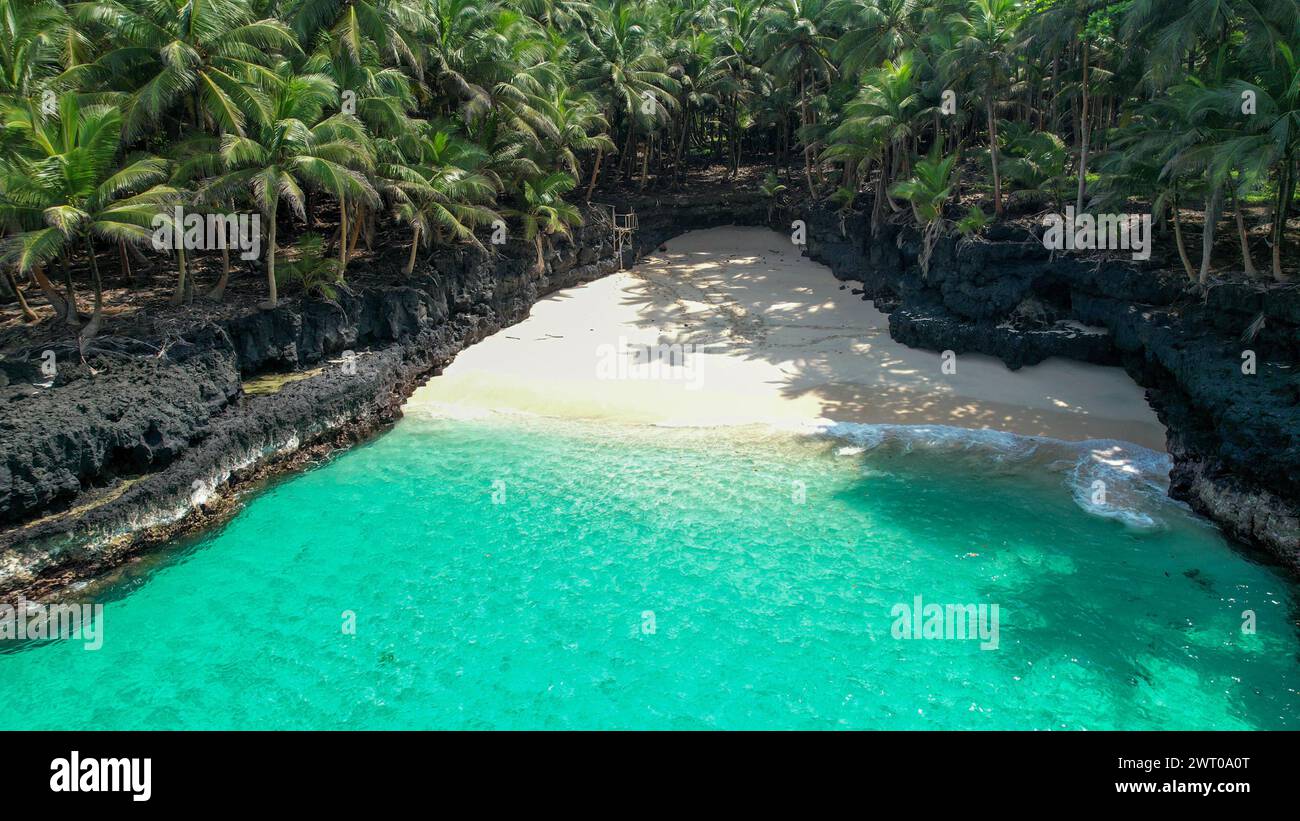 La increíble playa de Bateria con palmeras y agua turqoise en ilheu das rolas, Santo tomé, África Foto de stock