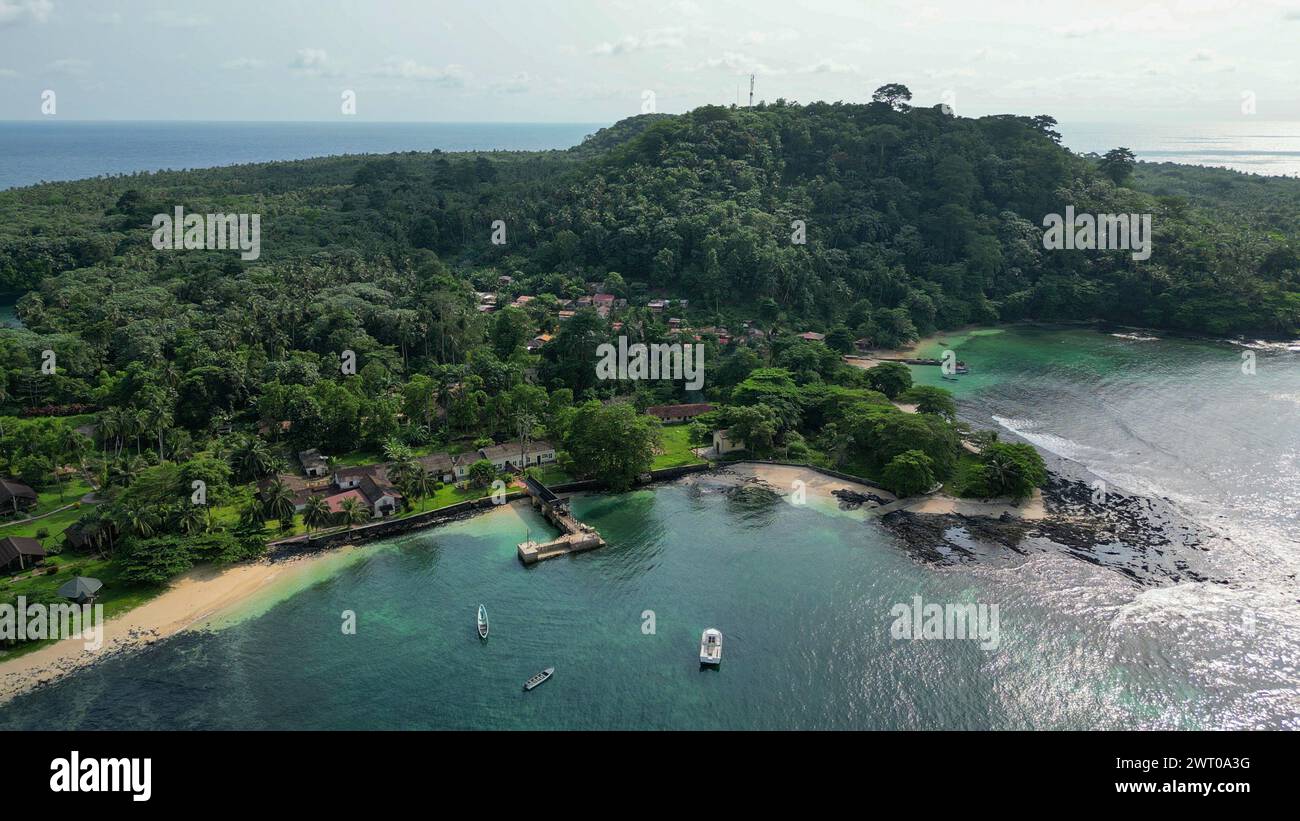 Una vista aérea de un muelle en el islote Ilheu das Rolas en la nación insular africana de Santo Tomé y Príncipe Foto de stock