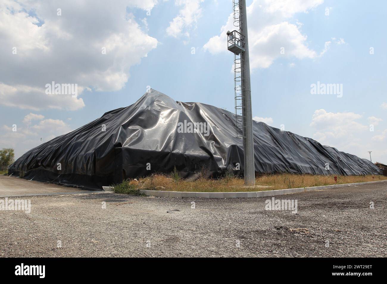 Un lienzo de plástico negro cubre las balas de basura de San Tammaro, un vertedero de la provincia de Caserta Foto de stock