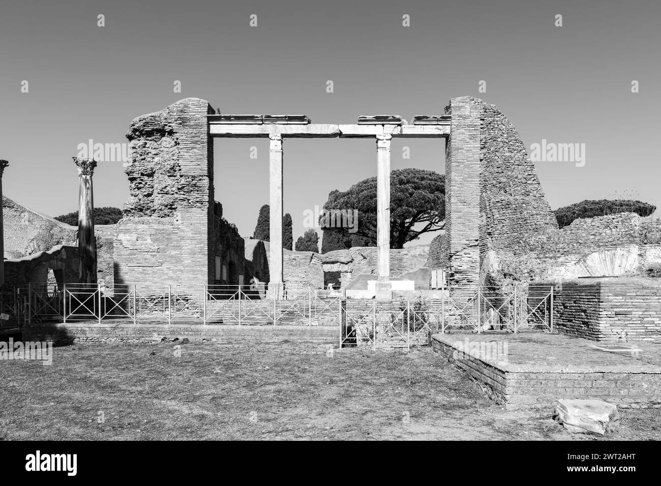 Foto en blanco y negro de la pared del templo en ruinas en el parque arqueológico en la antigua Ostia Foto de stock