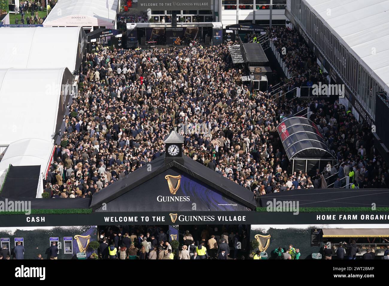 Racegoers en el Guinness Village en el cuarto día del Festival de ...