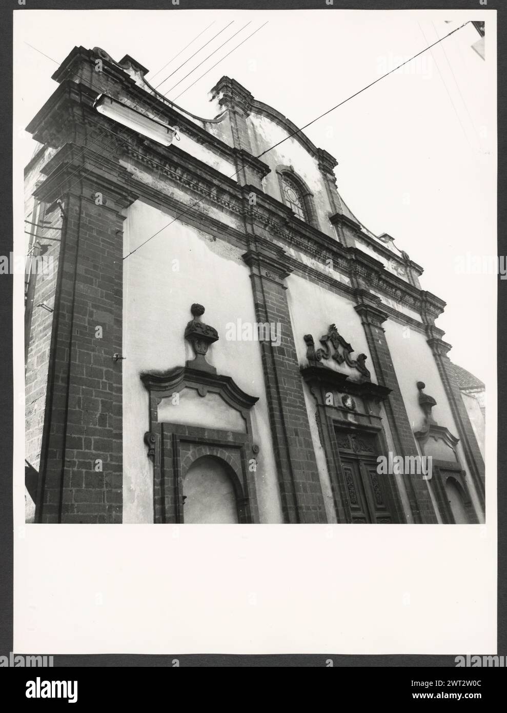 Cerdeña Catedral de Nuoro Bosa. Hutzel, Max 1960-1990 Medieval: Arquitectura, originalmente de los siglos XII y XIII, reconstruida en gran parte en el siglo XVIII en estilo barroco piamontés. Post-medieval: Arquitectura, siglo XVIII; escultura de madera del siglo XVI. El fotógrafo y académico alemán Max Hutzel (1911-1988) fotografió en Italia desde principios de la década de 1960 hasta su muerte. El resultado de este proyecto, conocido por Hutzel como Foto Arte Minore, es una documentación exhaustiva del desarrollo histórico del arte en Italia hasta el siglo XVIII, incluyendo objetos de los etruscos y los romanos, así como tempranos Foto de stock