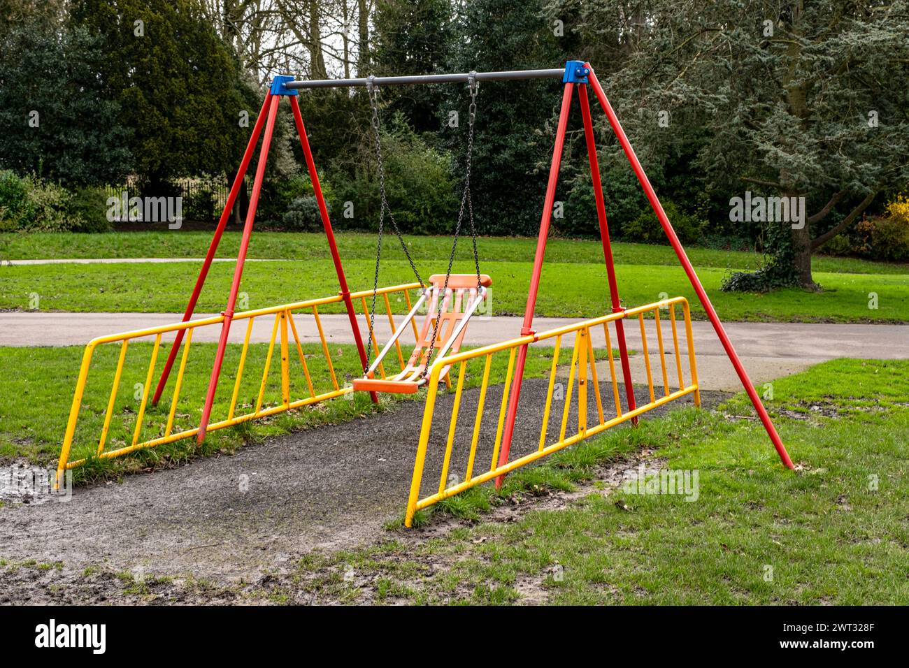 Equipo de juegos para niños con necesidades especiales o niños discapacitados Foto de stock