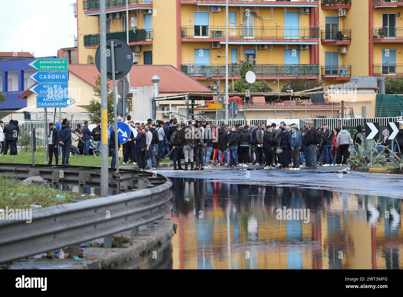 Un grupo de personas bloquea automóviles a lo largo de las vías de acceso de la ciudad de Arzano, para protestar por el cierre y cierre de tiendas, tomadas por las autoridades locales, a Foto de stock