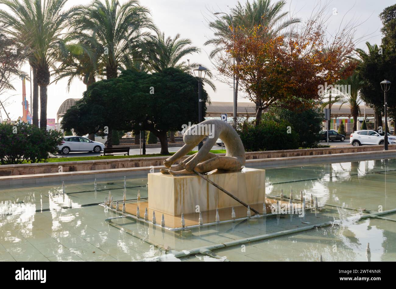 ALMERÍA, ESPAÑA - 11 DE DICIEMBRE de 2023 Una fuente que representa una escultura de un remo en un parque público de la ciudad de Almería, en la provincia de Almería Foto de stock