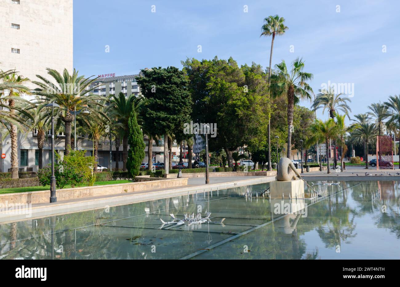 ALMERÍA, ESPAÑA - 11 DE DICIEMBRE de 2023 Una fuente que representa una escultura de un remo en un parque público de la ciudad de Almería, en la provincia de Almería Foto de stock