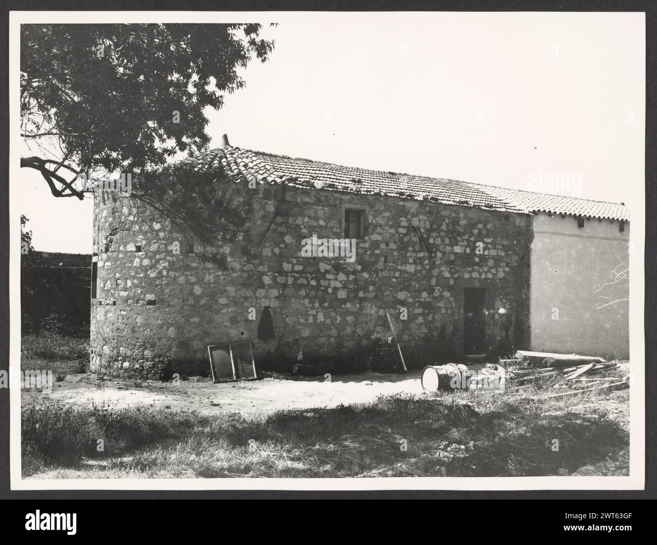 Cerdeña Nuoro Bosa S. Giovanni del Castello. Hutzel, Max 1960-1990 Post-medieval: Arquitectura del siglo XV El fotógrafo y erudito alemán Max Hutzel (1911-1988) fotografió en Italia desde principios de la década de 1960 hasta su muerte. El resultado de este proyecto, denominado por Hutzel Foto Arte Minore, es una documentación exhaustiva del desarrollo histórico del arte en Italia hasta el siglo XVIII, incluyendo objetos de los etruscos y los romanos, así como monumentos medievales, románicos, góticos, renacentistas y barrocos. Las imágenes se organizan por región geográfica en Italia, luego por provincia, ciudad, si Foto de stock