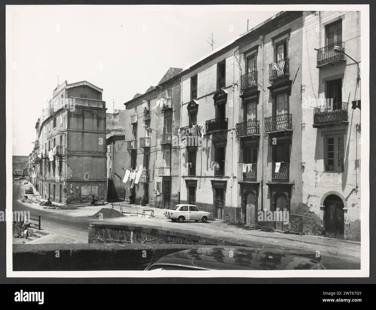 Sardinia Nuoro Bosa Vistas generales. Hutzel, Max 1960-1990 Post-medieval: Vistas de la ciudad incluyendo vista general, un hotel neogótico, antiguas curtidurías a lo largo del río Temo, y varias vistas de la calle. El fotógrafo y académico alemán Max Hutzel (1911-1988) fotografió en Italia desde principios de la década de 1960 hasta su muerte. El resultado de este proyecto, denominado por Hutzel Foto Arte Minore, es una documentación exhaustiva del desarrollo histórico del arte en Italia hasta el siglo XVIII, incluyendo objetos de los etruscos y romanos, así como de los monumen medievales, románicos, góticos, renacentistas y barrocos Foto de stock