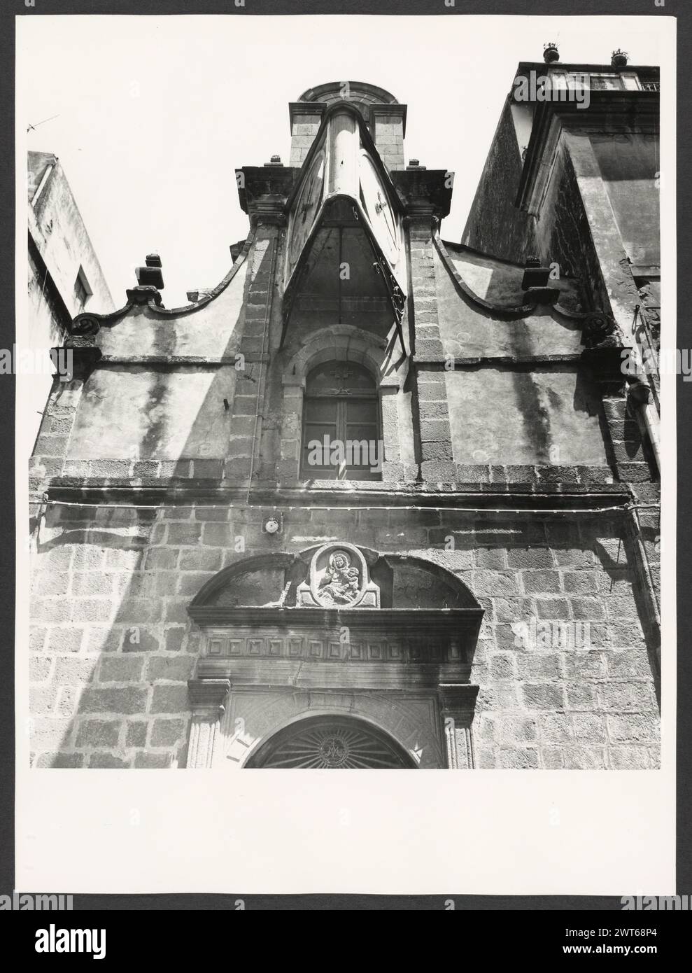 Cerdeña Nuoro Bosa Chiesa del Rosario. Hutzel, Max 1960-1990 Post-medieval: Arquitectura (¿siglo XIX?) Con un gran reloj proyectado desde la fachada del fotógrafo y erudito alemán Max Hutzel (1911-1988) fotografiado en Italia desde principios de los años 1960 hasta su muerte. El resultado de este proyecto, denominado por Hutzel Foto Arte Minore, es una documentación exhaustiva del desarrollo histórico del arte en Italia hasta el siglo XVIII, incluyendo objetos de los etruscos y los romanos, así como monumentos medievales, románicos, góticos, renacentistas y barrocos. Las imágenes están organizadas por región geográfica Foto de stock