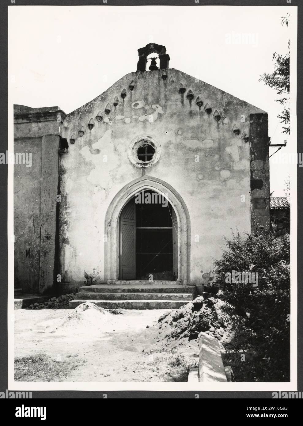 Cerdeña Nuoro Bosa S. Giovanni Battista. Hutzel, Max 1960-1990 Medieval: Arquitectura. Post-Medieval: Frescos Notas de objeto: Nombre Hutzel indocumentado fotógrafo y erudito alemán Max Hutzel (1911-1988) fotografiado en Italia desde principios de la década de 1960 hasta su muerte. El resultado de este proyecto, denominado por Hutzel Foto Arte Minore, es una documentación exhaustiva del desarrollo histórico del arte en Italia hasta el siglo XVIII, incluyendo objetos de los etruscos y los romanos, así como monumentos medievales, románicos, góticos, renacentistas y barrocos. Las imágenes están organizadas por Re geográfico Foto de stock