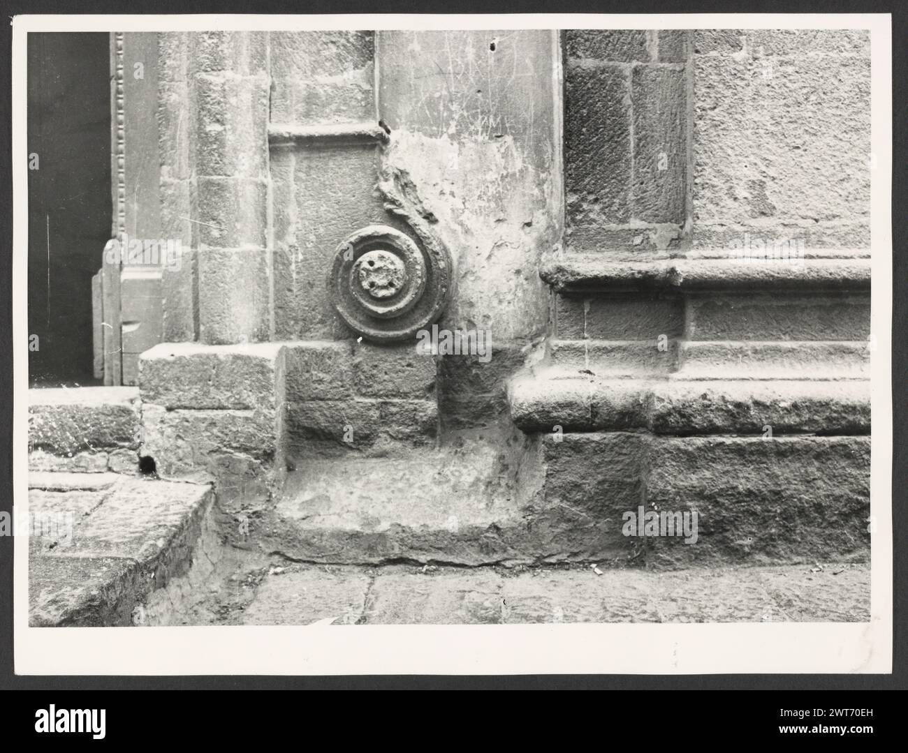 Cerdeña Catedral de Nuoro Bosa. Hutzel, Max 1960-1990 Medieval: Arquitectura, originalmente de los siglos XII y XIII, reconstruida en gran parte en el siglo XVIII en estilo barroco piamontés. Post-medieval: Arquitectura, siglo XVIII; escultura de madera del siglo XVI. El fotógrafo y académico alemán Max Hutzel (1911-1988) fotografió en Italia desde principios de la década de 1960 hasta su muerte. El resultado de este proyecto, conocido por Hutzel como Foto Arte Minore, es una documentación exhaustiva del desarrollo histórico del arte en Italia hasta el siglo XVIII, incluyendo objetos de los etruscos y los romanos, así como tempranos Foto de stock