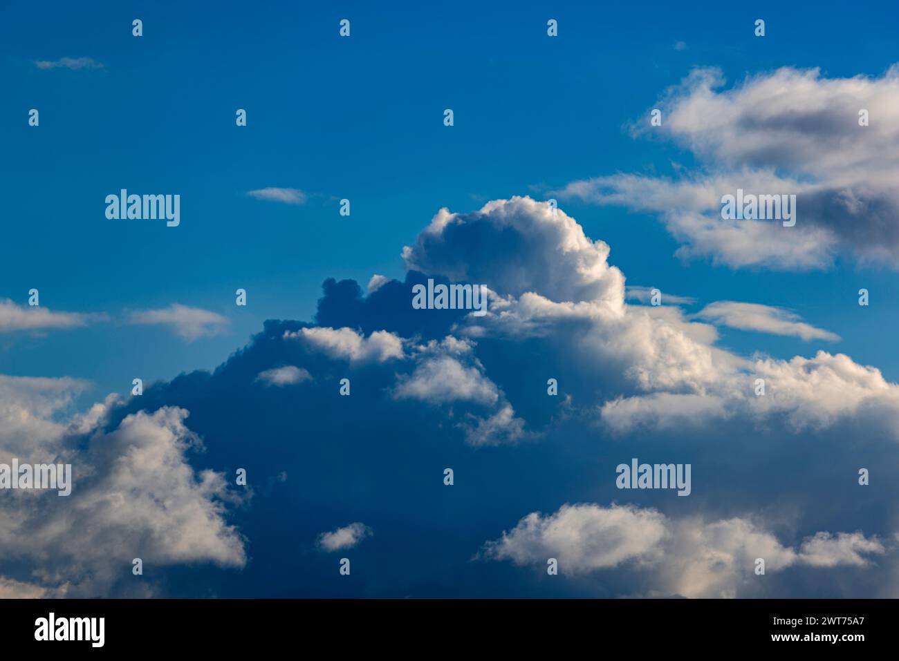 Nubes de cúmulos que se reúnen sobre el país occidental Foto de stock