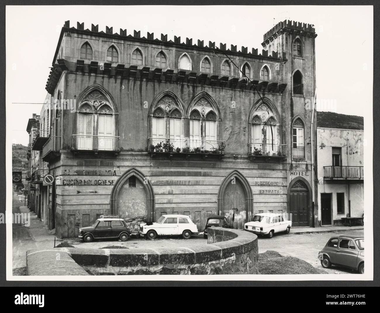 Sardinia Nuoro Bosa Vistas generales. Hutzel, Max 1960-1990 Post-medieval: Vistas de la ciudad incluyendo vista general, un hotel neogótico, antiguas curtidurías a lo largo del río Temo, y varias vistas de la calle. El fotógrafo y académico alemán Max Hutzel (1911-1988) fotografió en Italia desde principios de la década de 1960 hasta su muerte. El resultado de este proyecto, denominado por Hutzel Foto Arte Minore, es una documentación exhaustiva del desarrollo histórico del arte en Italia hasta el siglo XVIII, incluyendo objetos de los etruscos y romanos, así como de los monumen medievales, románicos, góticos, renacentistas y barrocos Foto de stock