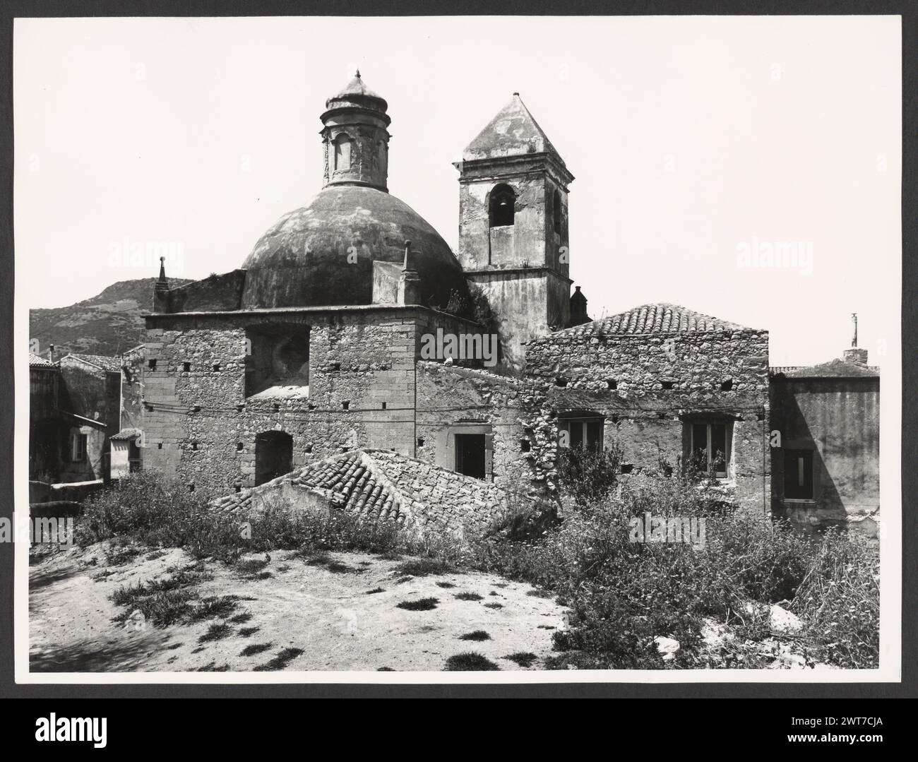 Cerdeña Nuoro Bosa Chiesa del Carmine. Hutzel, Max 1960-1990 Post-medieval: Arquitectura del siglo XVIII. Construido sobre los restos de una iglesia carmelita. Notas del objeto: El fotógrafo y erudito alemán Max Hutzel (1911-1988) fotografiado en Italia desde principios de la década de 1960 hasta su muerte. El resultado de este proyecto, denominado por Hutzel Foto Arte Minore, es una documentación exhaustiva del desarrollo histórico del arte en Italia hasta el siglo XVIII, incluyendo objetos de los etruscos y los romanos, así como monumentos medievales, románicos, góticos, renacentistas y barrocos. Foto de stock