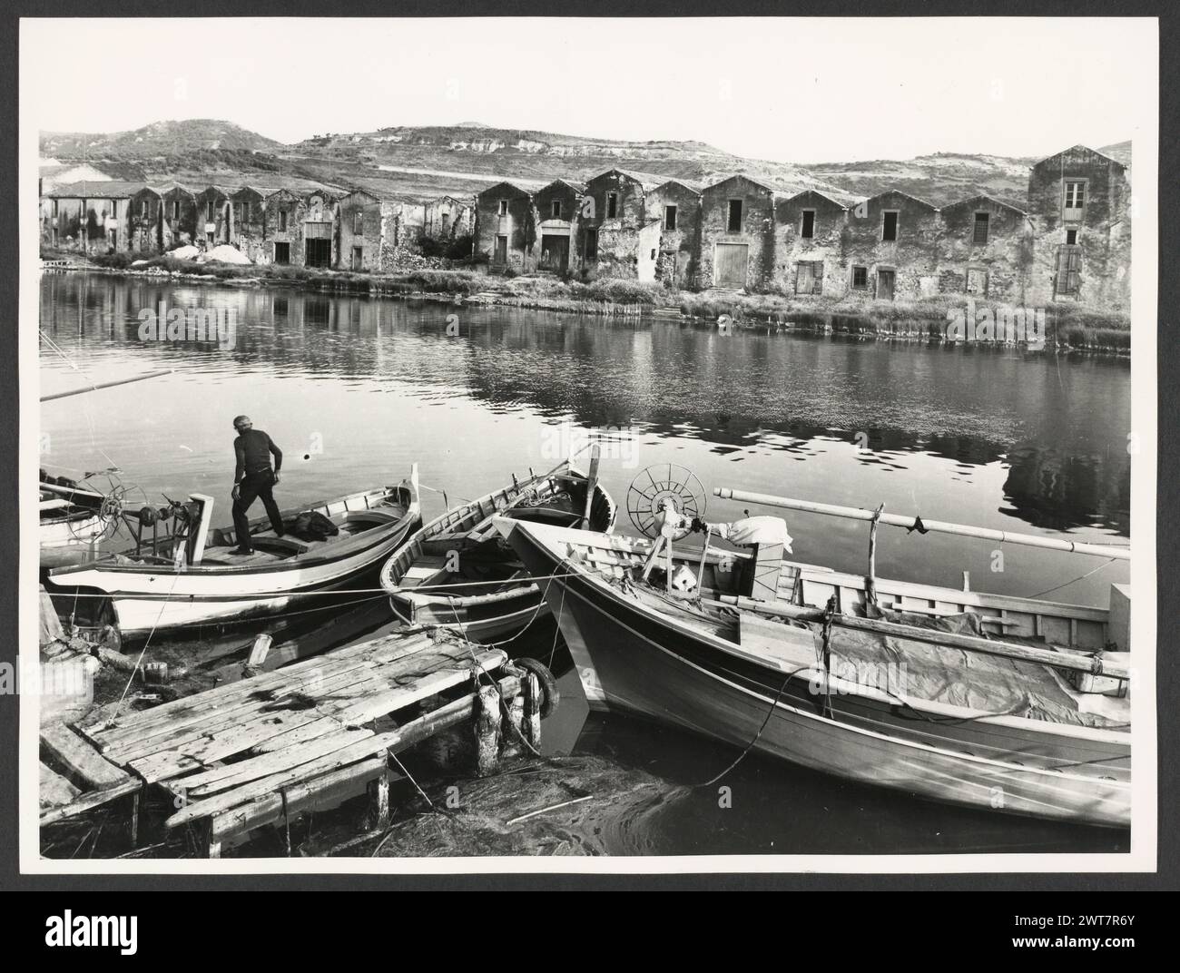 Sardinia Nuoro Bosa Vistas generales. Hutzel, Max 1960-1990 Post-medieval: Vistas de la ciudad incluyendo vista general, un hotel neogótico, antiguas curtidurías a lo largo del río Temo, y varias vistas de la calle. El fotógrafo y académico alemán Max Hutzel (1911-1988) fotografió en Italia desde principios de la década de 1960 hasta su muerte. El resultado de este proyecto, denominado por Hutzel Foto Arte Minore, es una documentación exhaustiva del desarrollo histórico del arte en Italia hasta el siglo XVIII, incluyendo objetos de los etruscos y romanos, así como de los monumen medievales, románicos, góticos, renacentistas y barrocos Foto de stock