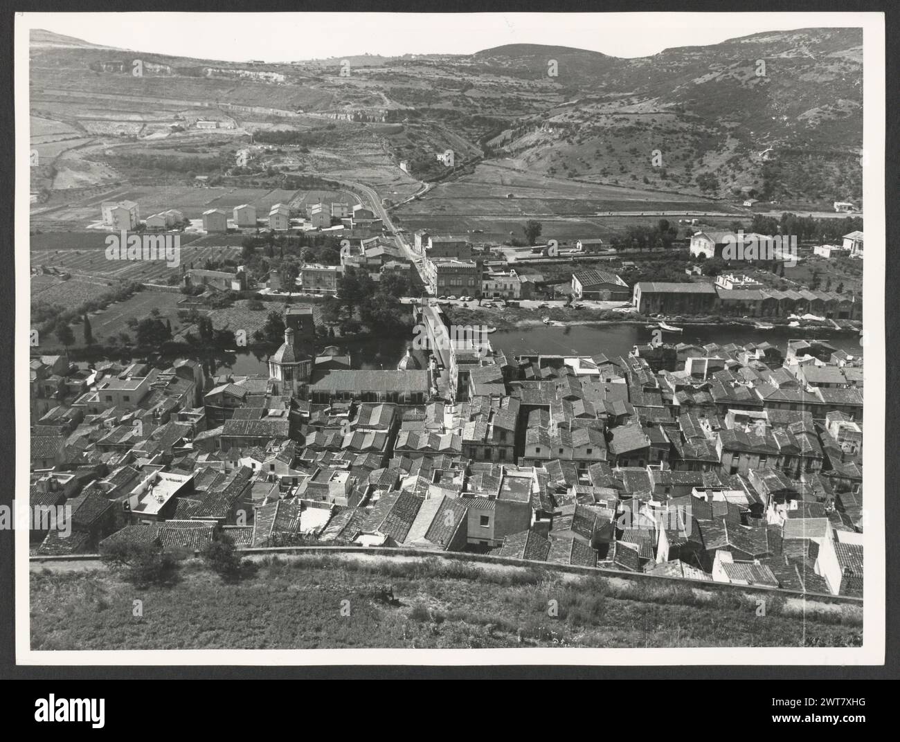 Sardinia Nuoro Bosa Vistas generales. Hutzel, Max 1960-1990 Post-medieval: Vistas de la ciudad incluyendo vista general, un hotel neogótico, antiguas curtidurías a lo largo del río Temo, y varias vistas de la calle. El fotógrafo y académico alemán Max Hutzel (1911-1988) fotografió en Italia desde principios de la década de 1960 hasta su muerte. El resultado de este proyecto, denominado por Hutzel Foto Arte Minore, es una documentación exhaustiva del desarrollo histórico del arte en Italia hasta el siglo XVIII, incluyendo objetos de los etruscos y romanos, así como de los monumen medievales, románicos, góticos, renacentistas y barrocos Foto de stock