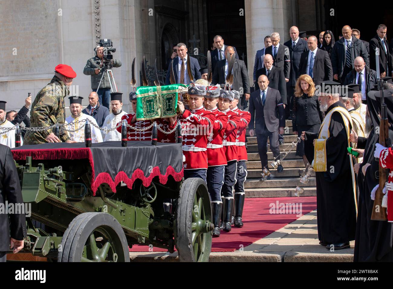 Sofía, Bulgaria, 16 de marzo de 2024: Los guardias llevan el ataúd del difunto patriarca búlgaro y el neófito metropolitano de Sofía durante el funeral. Foto de stock