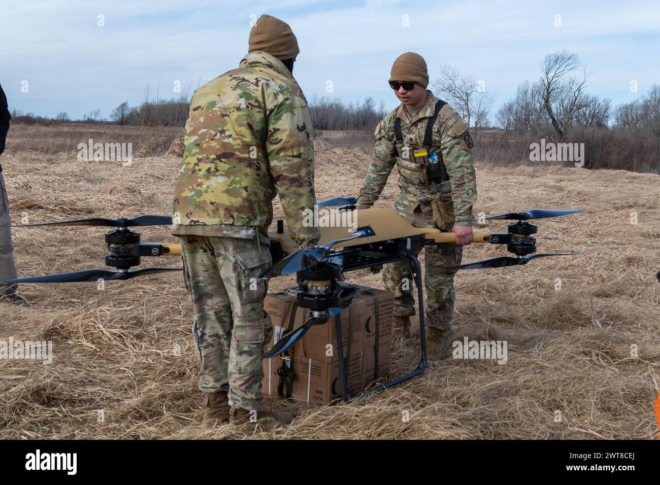 Fort Drum, Estados Unidos. 03 de mayo de 2024. Soldados del Ejército de los Estados Unidos de la 10.ª División de Montaña se preparan para enviar una carga de comidas, listas para comer usando un TRV 150, vehículo de respuesta táctica, durante el entrenamiento en Fort Drum, 5 de marzo de 2024, en Fort Drum, Nueva York. Los nuevos drones de suministro eléctrico pueden entregar hasta 440 libras de carga útil durante las condiciones del campo de batalla. Crédito: SFC Neysa Canfield/U.S. Army/Alamy Live News Foto de stock