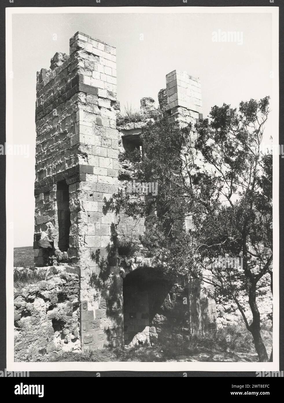 Cerdeña Nuoro Bosa Castello di Serravalle. Hutzel, Max 1960-1990 Medieval: Ruinas arquitectónicas del siglo XII o XIII: Porciones de murallas y torres. El fotógrafo y erudito alemán Max Hutzel (1911-1988) fotografió en Italia desde principios de la década de 1960 hasta su muerte. El resultado de este proyecto, denominado por Hutzel Foto Arte Minore, es una documentación exhaustiva del desarrollo histórico del arte en Italia hasta el siglo XVIII, incluyendo objetos de los etruscos y los romanos, así como monumentos medievales, románicos, góticos, renacentistas y barrocos. Las imágenes lo son Foto de stock