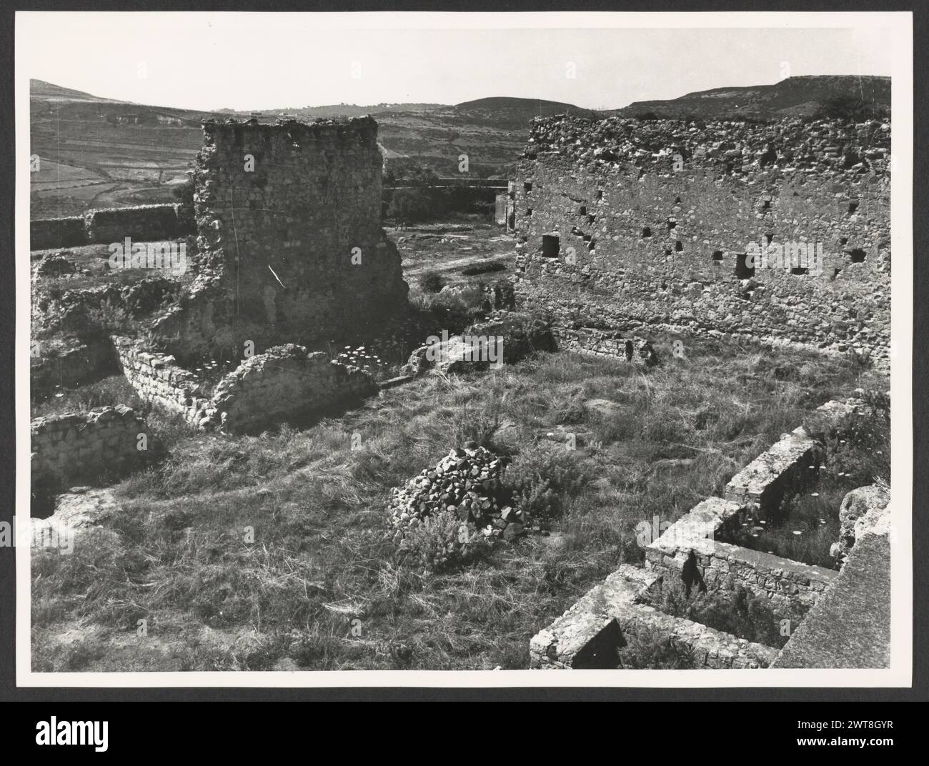 Cerdeña Nuoro Bosa Castello di Serravalle. Hutzel, Max 1960-1990 Medieval: Ruinas arquitectónicas del siglo XII o XIII: Porciones de murallas y torres. El fotógrafo y erudito alemán Max Hutzel (1911-1988) fotografió en Italia desde principios de la década de 1960 hasta su muerte. El resultado de este proyecto, denominado por Hutzel Foto Arte Minore, es una documentación exhaustiva del desarrollo histórico del arte en Italia hasta el siglo XVIII, incluyendo objetos de los etruscos y los romanos, así como monumentos medievales, románicos, góticos, renacentistas y barrocos. Las imágenes lo son Foto de stock