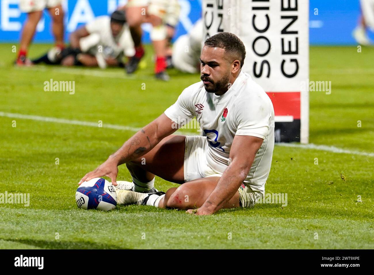 El inglés Ollie Lawrence marca el primer intento de su equipo durante