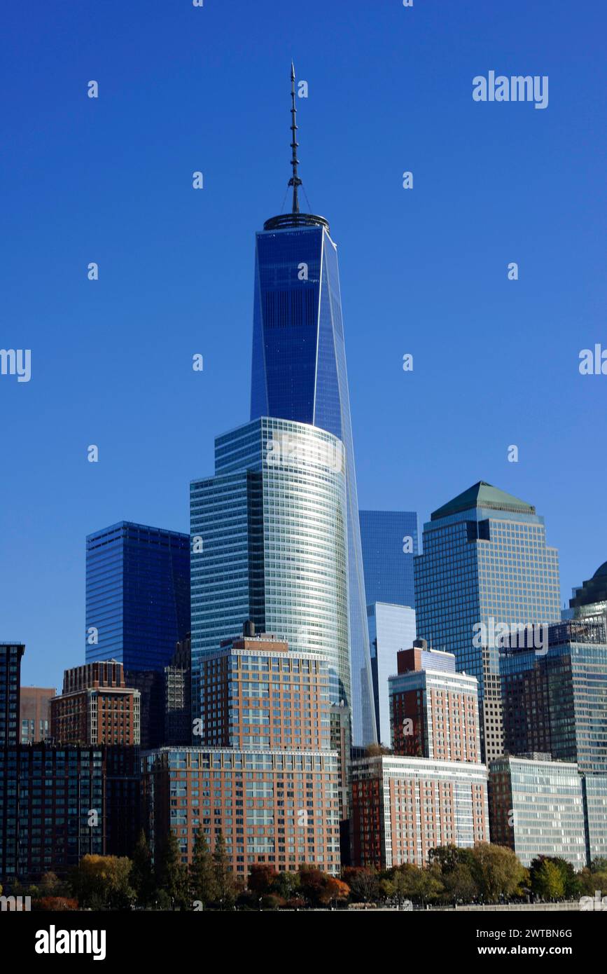 Primer plano de One World Trade Centre rodeado de rascacielos, en el East River, Manhattan, Brooklyn, Nueva York, Nueva York, Nueva York, Estados Unidos, América del Norte Foto de stock